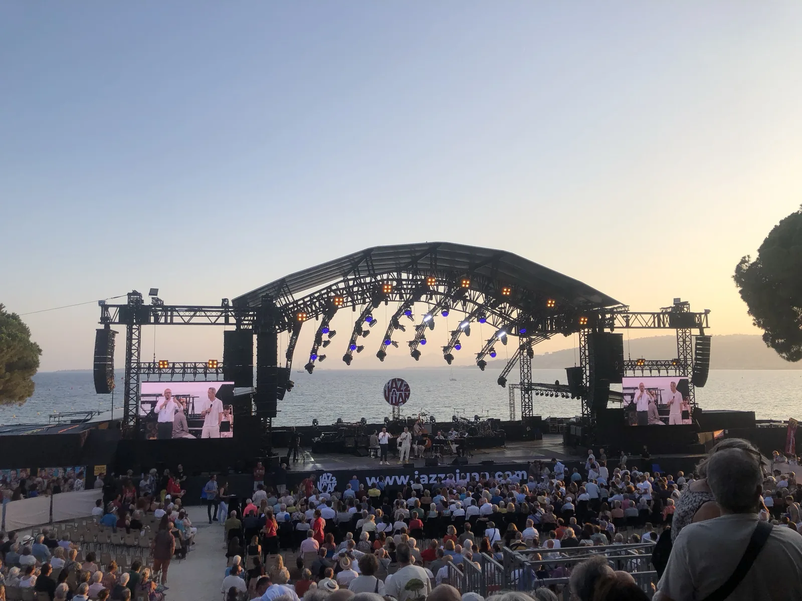 A golden-hour jazz concert at the water’s edge